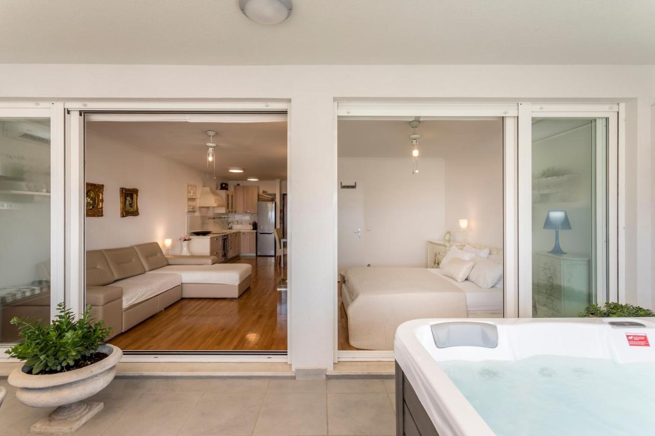 Velebis Superior Apartment - Luxurious One-Room Apartment With Jacuzzi - Prestigious Location By The Sea In The New City Center Of Znjan - Panoramic View Of The Sea And Islands - Free Garage Parking - Buralux Properties 스플리트 외부 사진
